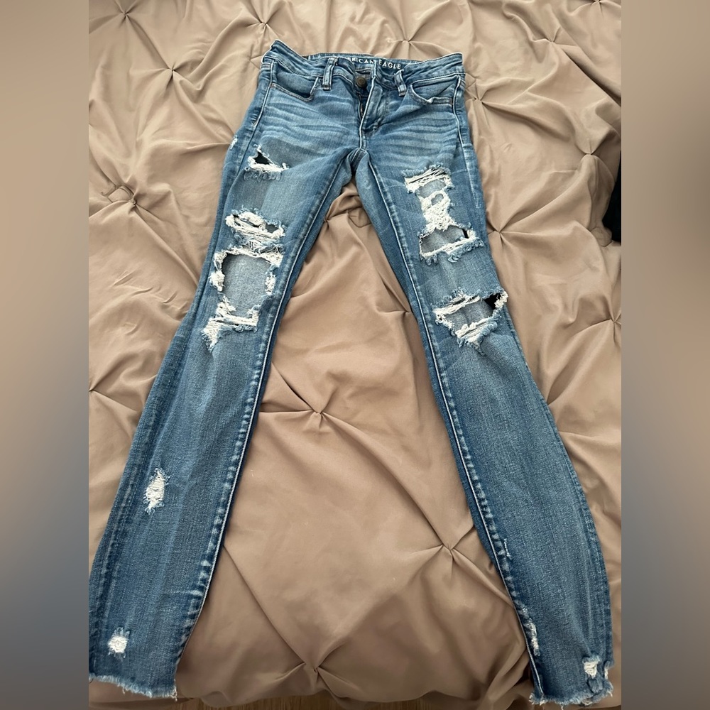 American eagle jeans w/ rips front and back